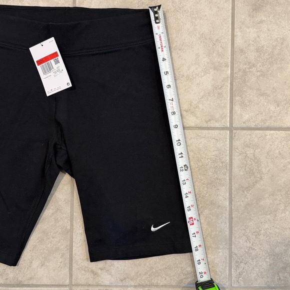 NWT Women’s Nike Bike Shorts - Picture 5 of 6